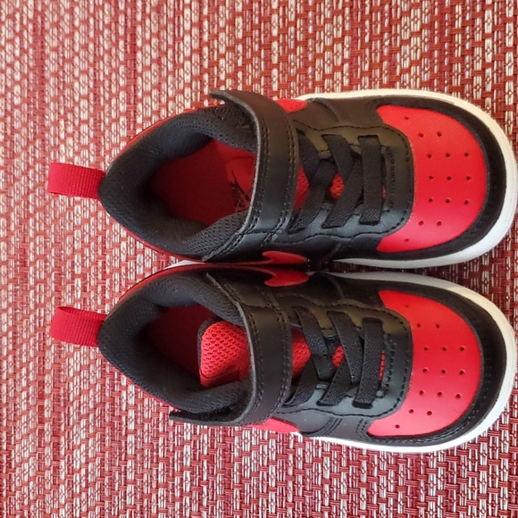 Nike boy's sneakers-LIGHTLY USED - Picture 1 of 3